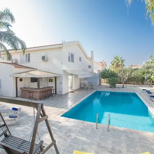 papaya-royal-villa.hotelsatayianapa.com/